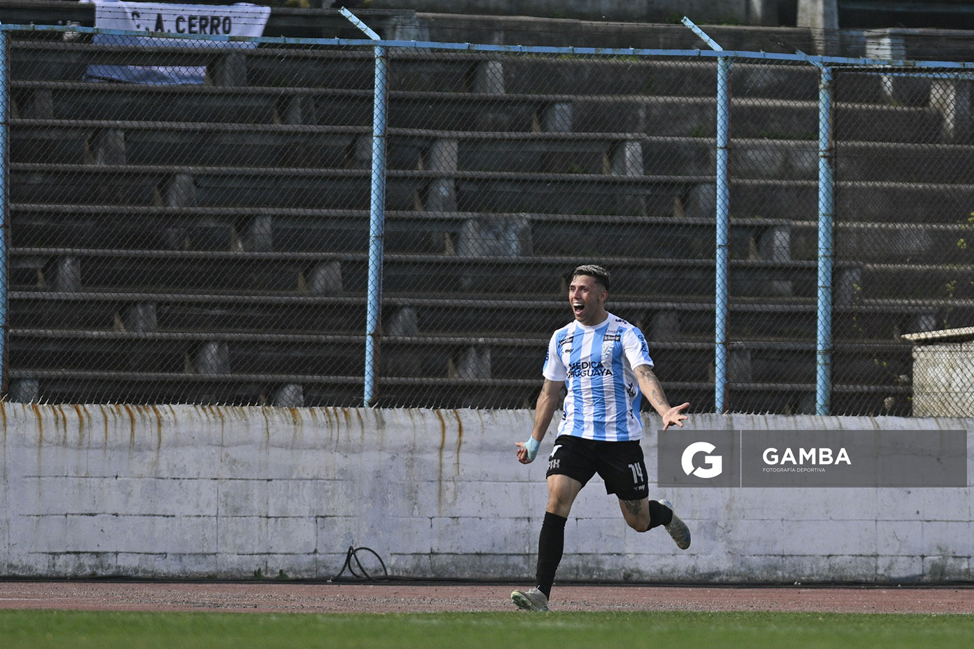 Emiliano Rodríguez, de Cerro, Liga AUF Uruguaya. Estadio Luis Tróccoli.
