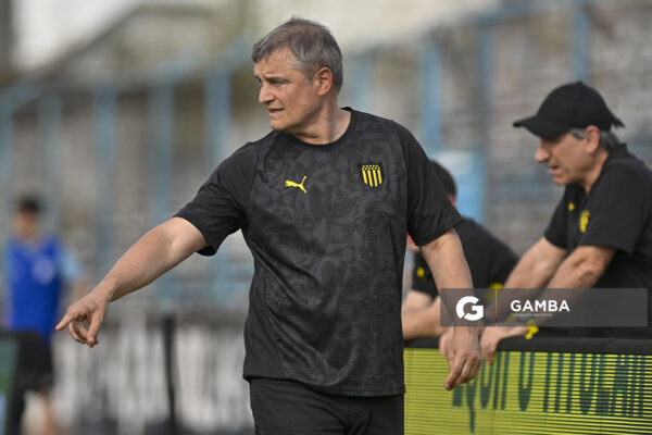 Diego Aguirre, director técnico de Peñarol, Liga AUF Uruguaya. Estadio Luis Tróccoli.