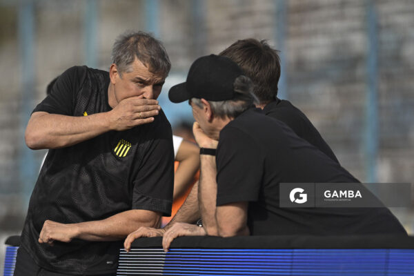 Diego Aguirre, director técnico de Peñarol, Liga AUF Uruguaya. Estadio Luis Tróccoli.