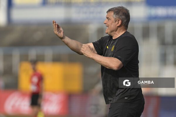 Diego Aguirre, director técnico de Peñarol, Liga AUF Uruguaya. Estadio Luis Tróccoli.