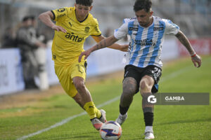 Cristian Leonel Jaime, de Peñarol. Facundo Butti, de Cerro. Liga AUF Uruguaya. Estadio Luis Tróccoli.