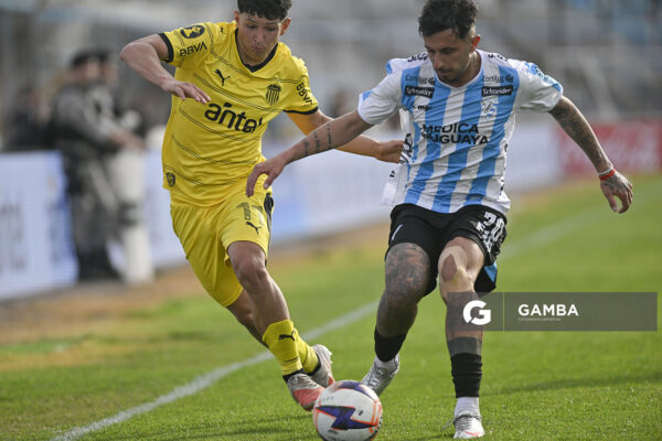 Cristian Leonel Jaime, de Peñarol. Facundo Butti, de Cerro. Liga AUF Uruguaya. Estadio Luis Tróccoli.
