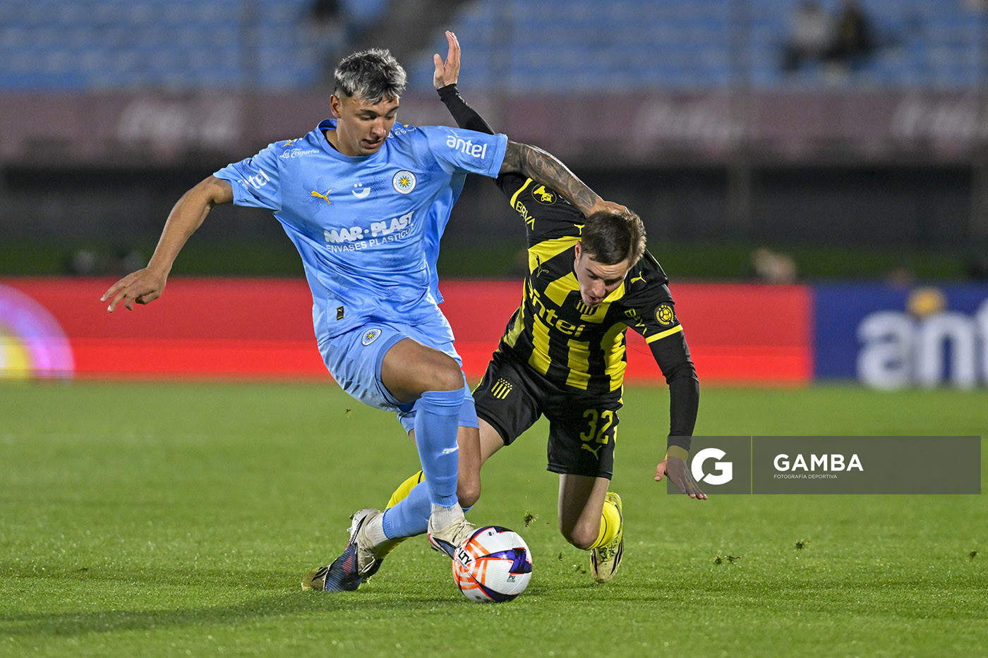 Eduardo Agüero, de Montevideo City Torque, Liga AUF Uruguaya. Estadio Centenario.
