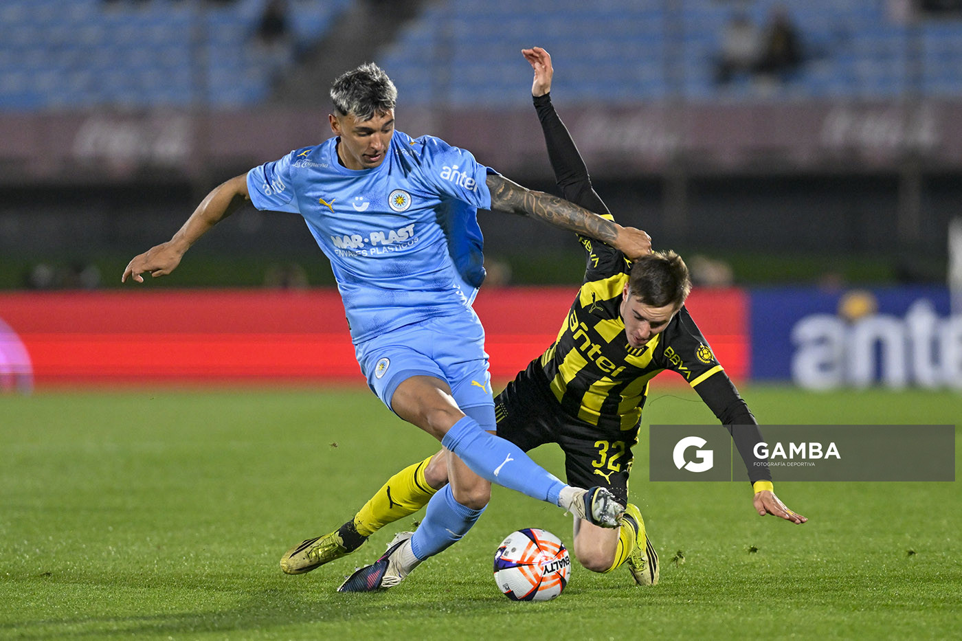 Eduardo Agüero, de Montevideo City Torque, Liga AUF Uruguaya. Estadio Centenario.
