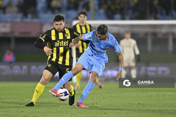 Diogo Guzmán, de Montevideo City Torque, Liga AUF Uruguaya. Estadio Centenario.