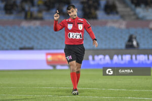 Javier Feres, árbitro central, Liga AUF Uruguaya. Estadio Centenario.