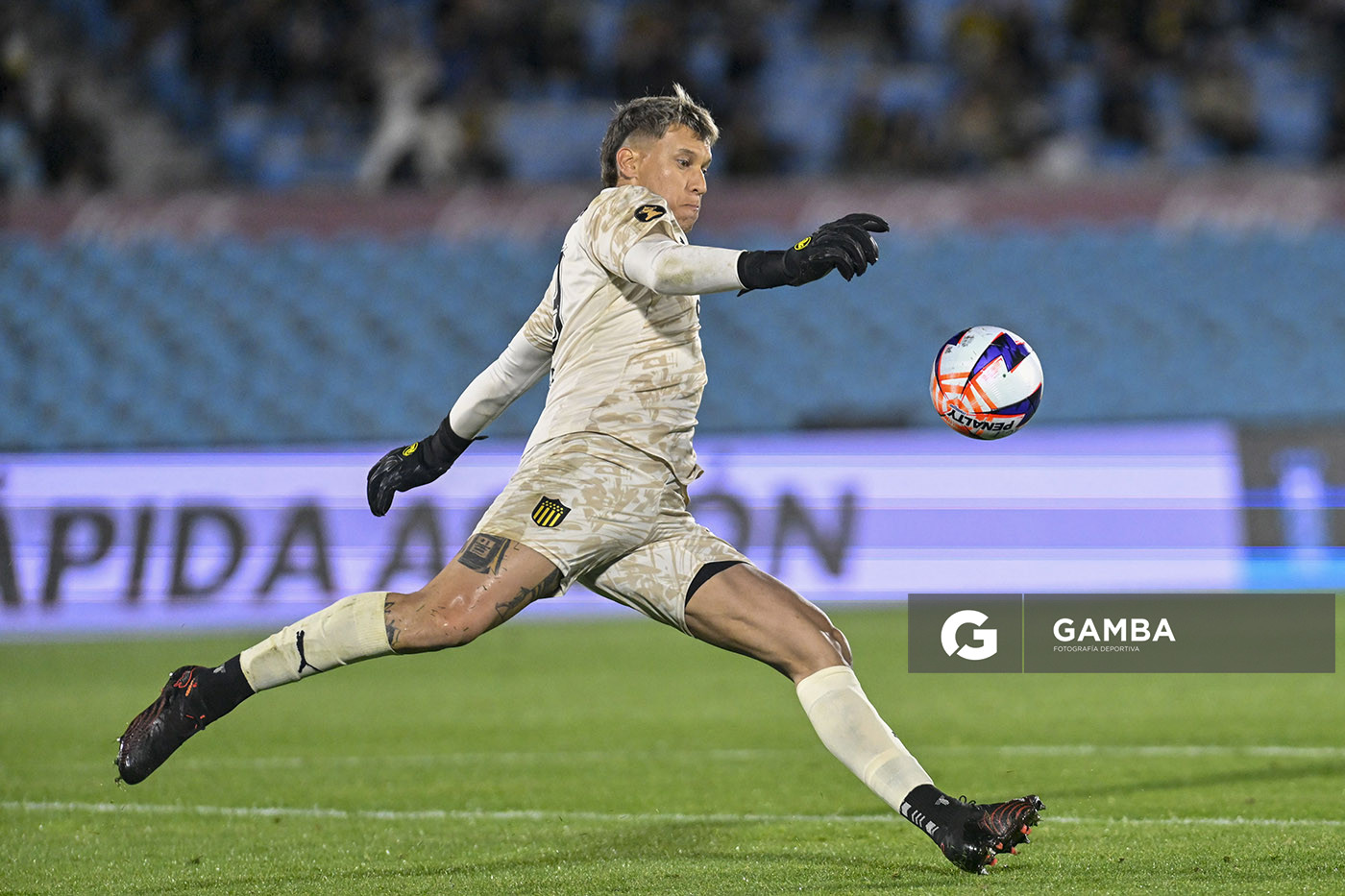 Washington Aguerre, golero de Peñarol, Liga AUF Uruguaya. Estadio Centenario.