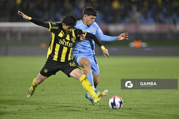 Ignacio Alegre, de Peñarol, Liga AUF Uruguaya. Estadio Centenario.