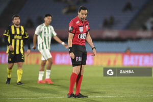 Esteban Ostojich, árbitro central, Liga AUF Uruguaya. Estadio Centenario.