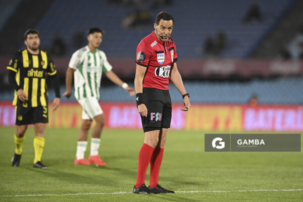 Esteban Ostojich, árbitro central, Liga AUF Uruguaya. Estadio Centenario.
