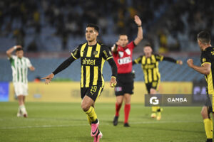 Matías Arezo, de Peñarol, Liga AUF Uruguaya. Estadio Centenario.