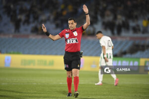 Esteban Ostojich, árbitro central, Liga AUF Uruguaya. Estadio Centenario.