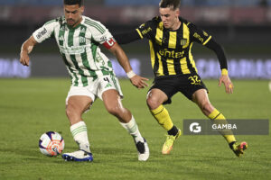 Guillermo Cotugno, de Racing, Liga AUF Uruguaya. Estadio Centenario.