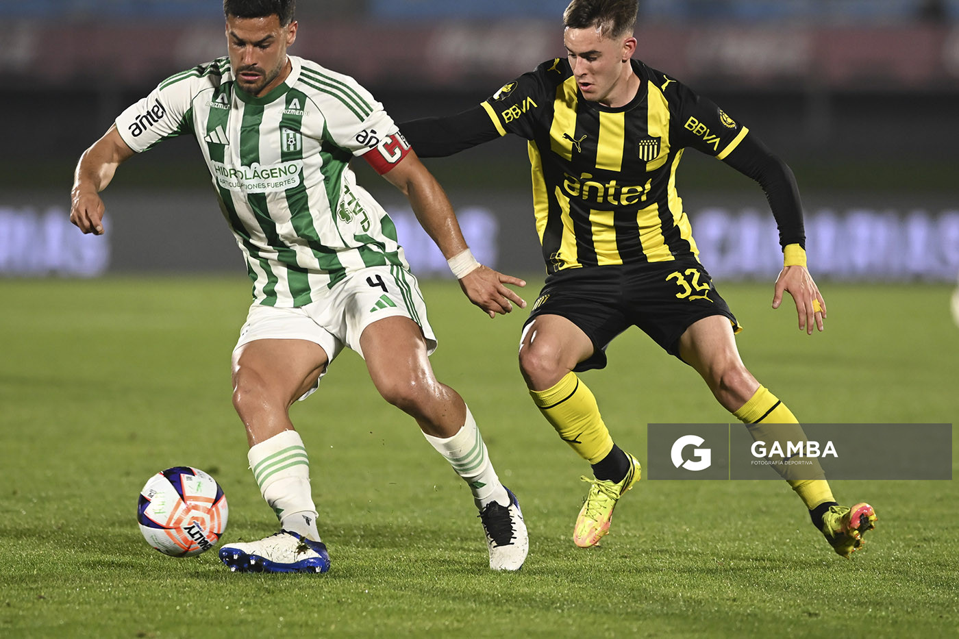 Guillermo Cotugno, de Racing, Liga AUF Uruguaya. Estadio Centenario.
