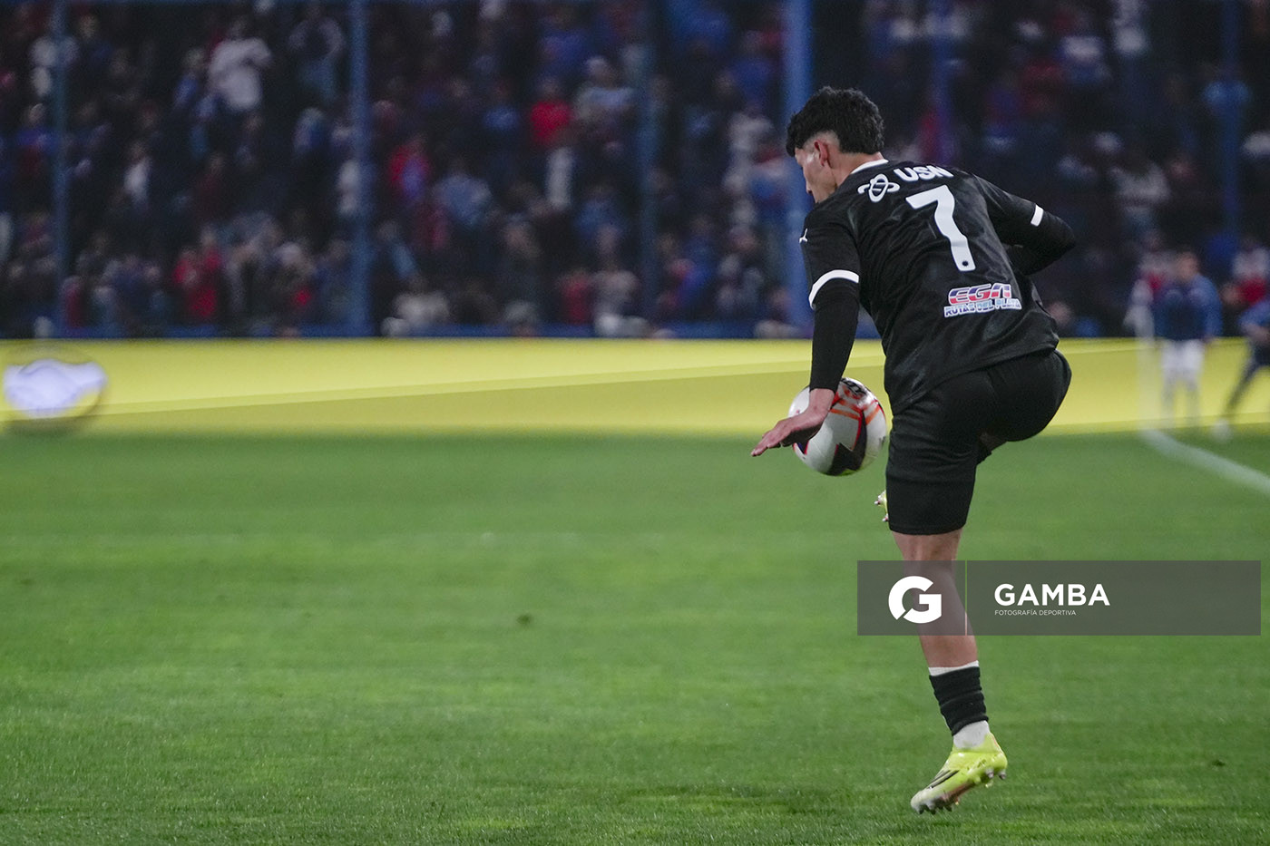 Luka Andrade, de Montevideo City Torque, Liga AUF Uruguaya. Estadio Gran Parque Central.