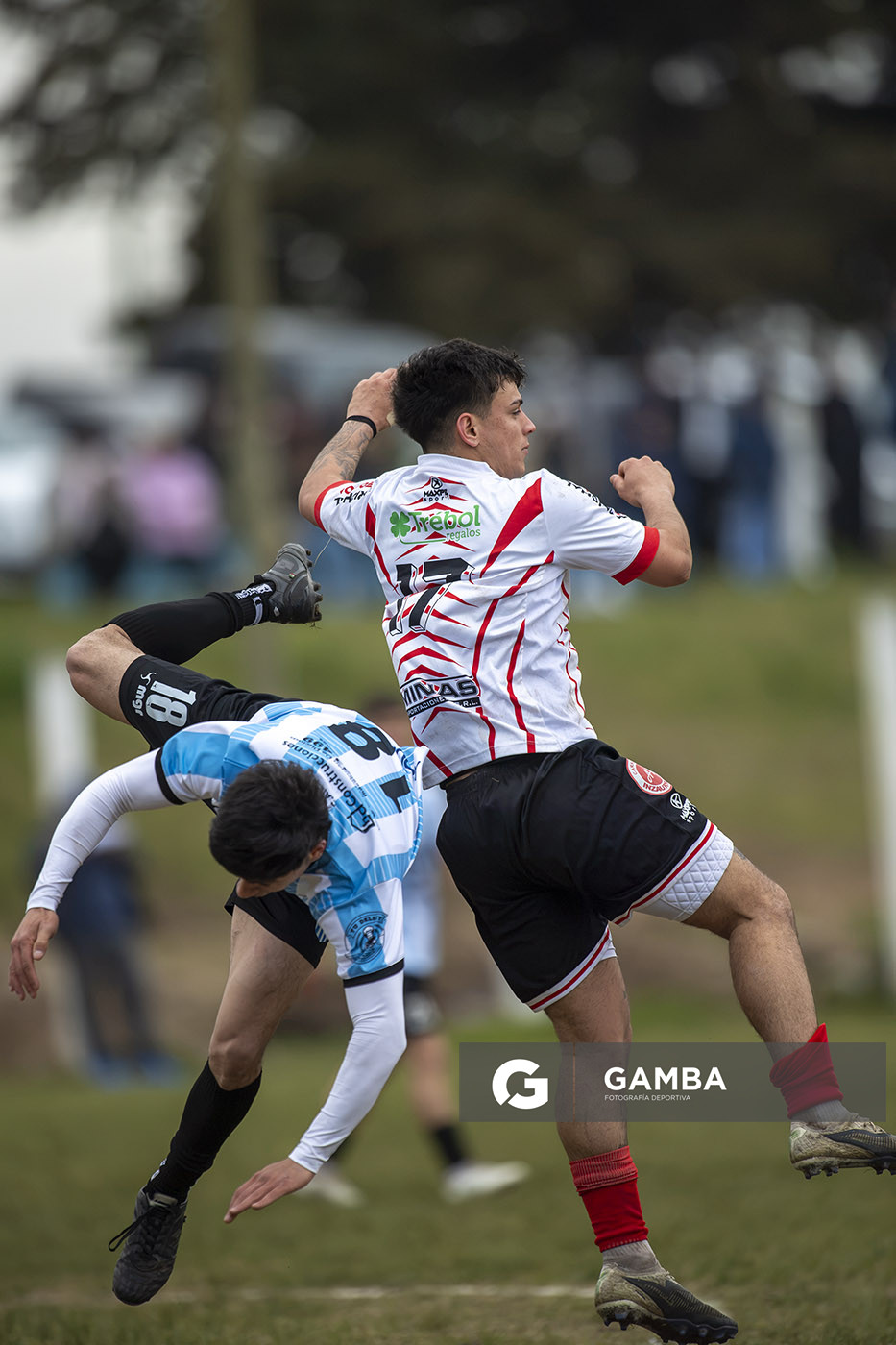 Diego Lezcano, de Las Delicias. Alex Fernández, de Olimpia. Campeonato Minuano 2026. cancha de Las Delicias.
