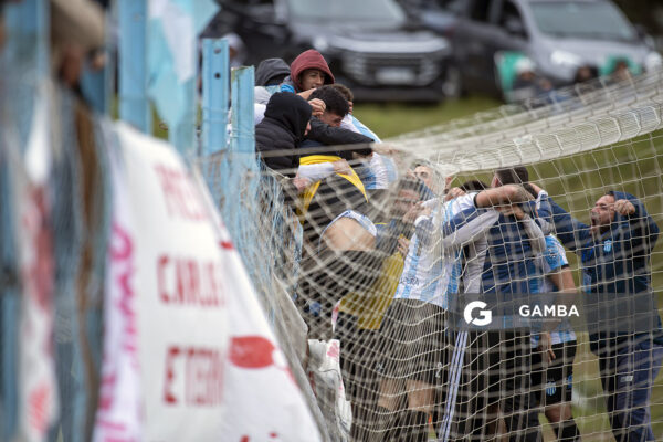 Jugadores e hinchas de Las Delicias tras el gol de Manuel Cifuentes, Campeonato Minuano 2026. cancha de Las Delicias.