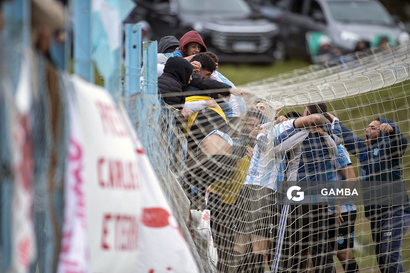 Jugadores e hinchas de Las Delicias tras el gol de Manuel Cifuentes, Campeonato Minuano 2026. cancha de Las Delicias.