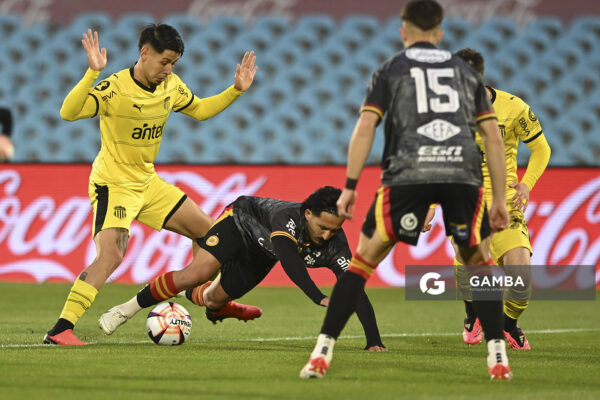 Roberto Fernández, de Peñarol, Liga AUF Uruguaya. Estadio Centenario.