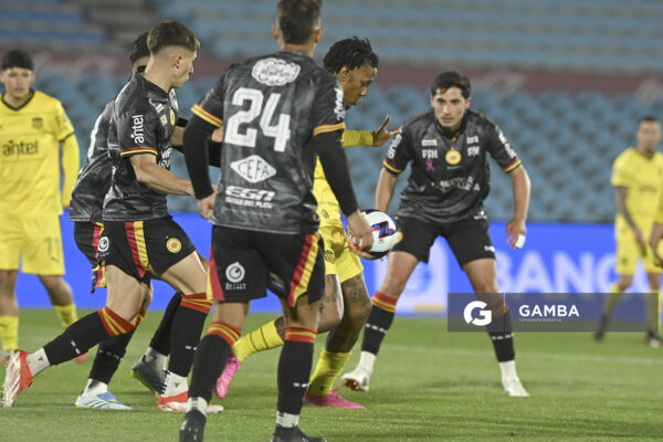 Abel Hernández, de Peñarol, Liga AUF Uruguaya. Estadio Centenario.