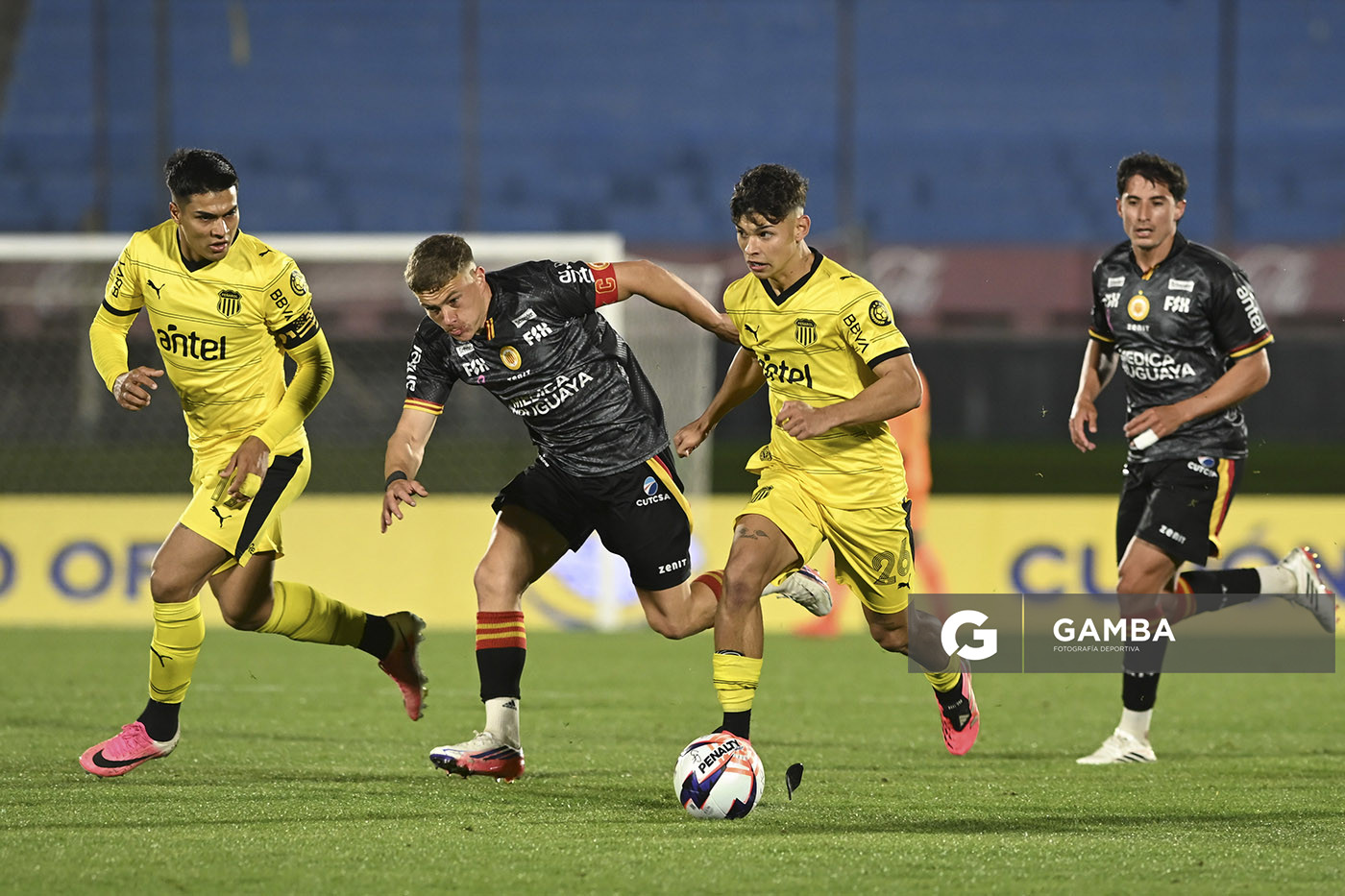 Thiago Espinosa, de Peñarol, Liga AUF Uruguaya. Estadio Centenario.
