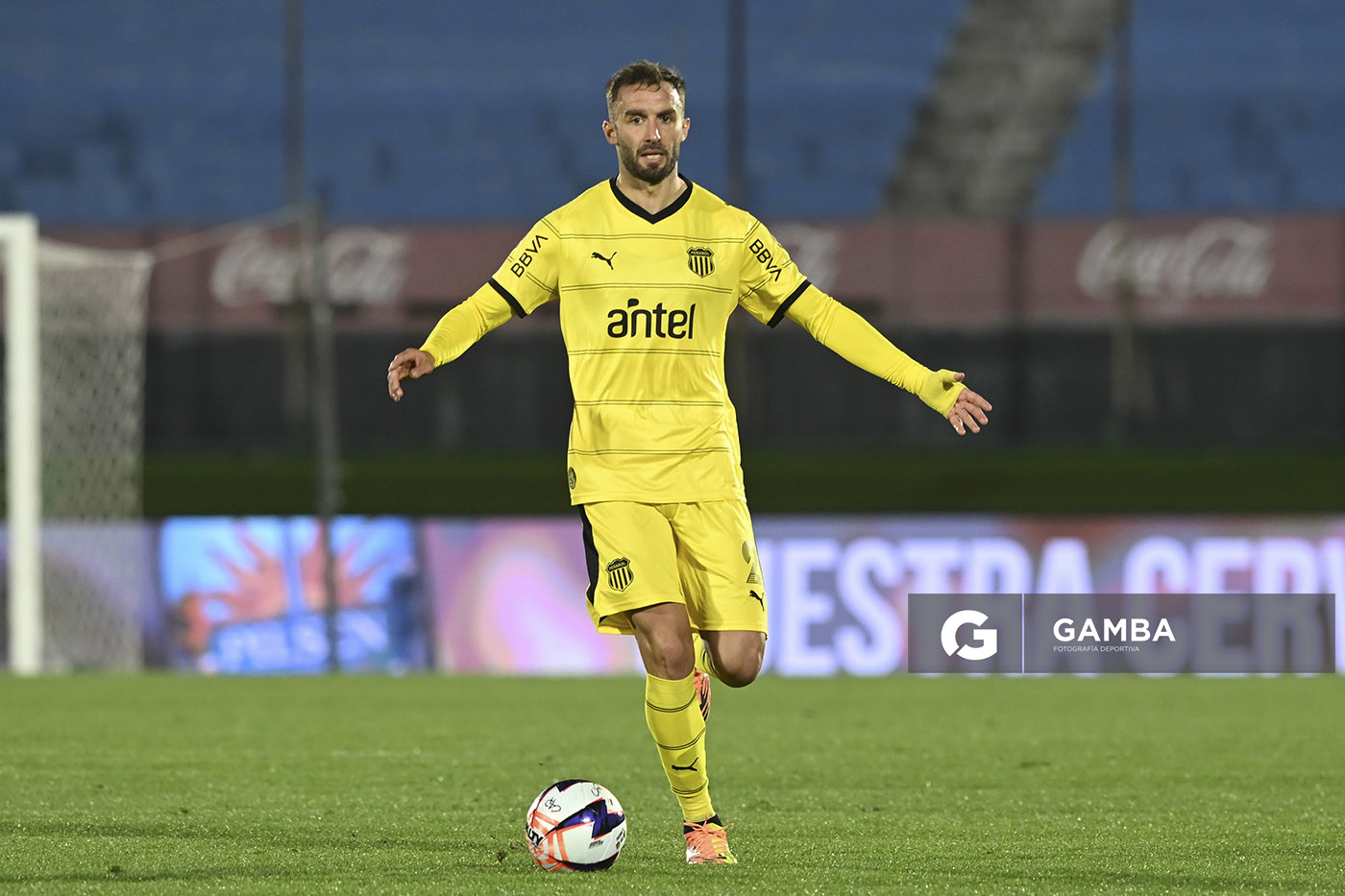 Germán Pezzella, de Peñarol, Liga AUF Uruguaya. Estadio Centenario.