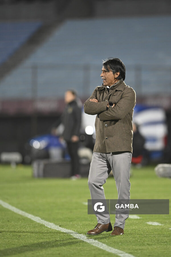 Tabaré Silva, director técnico de Progreso, Liga AUF Uruguaya. Estadio Centenario.