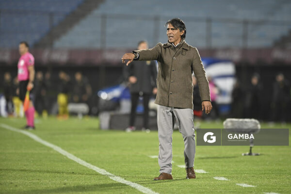 Tabaré Silva, director técnico de Progreso, Liga AUF Uruguaya. Estadio Centenario.