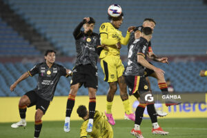 Abel Hernández, de Peñarol, Liga AUF Uruguaya. Estadio Centenario.