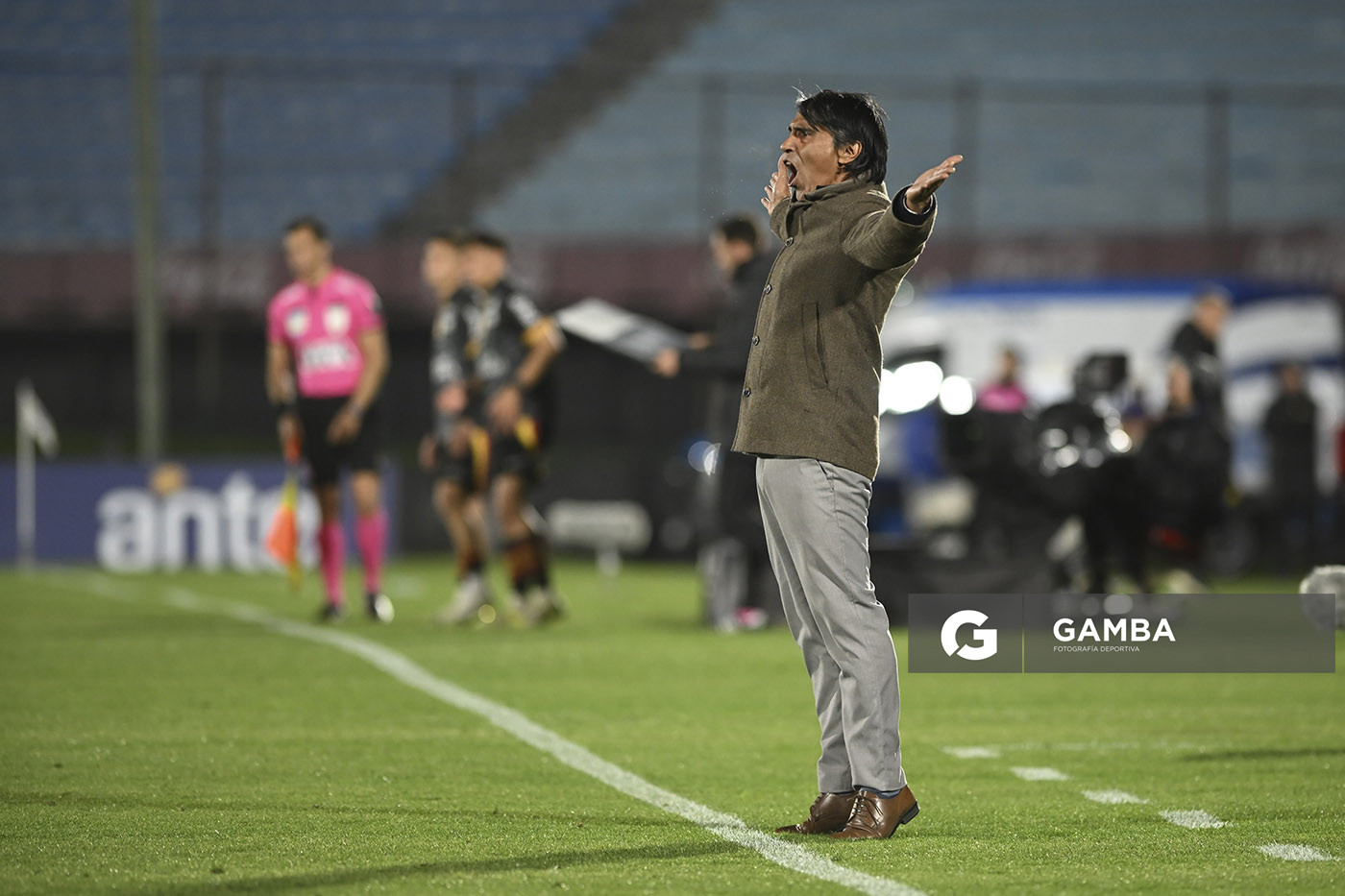 Tabaré Silva, director técnico de Progreso, Liga AUF Uruguaya. Estadio Centenario.