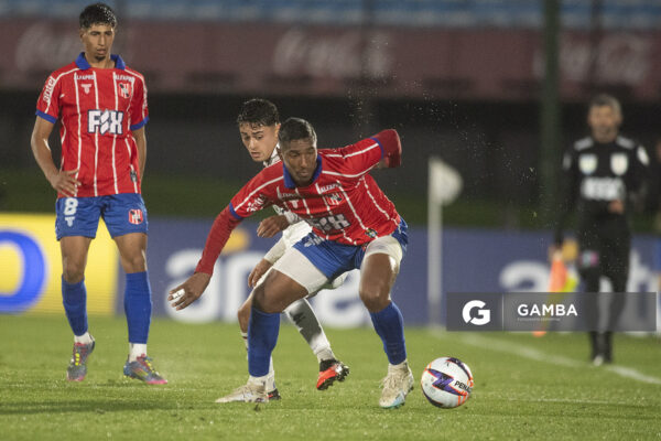 Marcos Montiel, de Central Español, Liga AUF Uruguaya. Estadio Centenario.