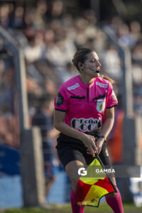 Yenara Bares, primer árbitra asistente, Campeonato Uruguayo Femenino Sub 19. Parque Palermo.