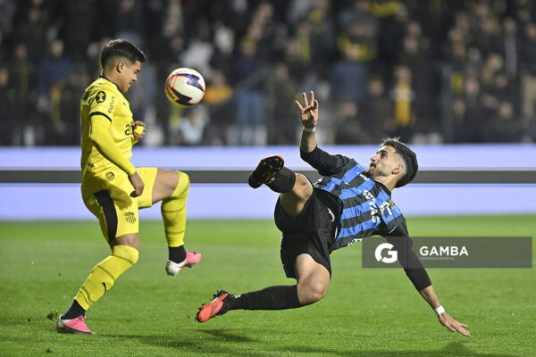 Santiago Laquidain, de Liverpool, Liga AUF Uruguaya. Estadio Parque Alfredo V. Viera.