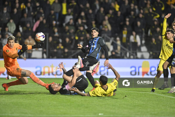 Renzo Machado, de Liverpool, Liga AUF Uruguaya. Estadio Parque Alfredo V. Viera.
