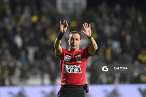 Esteban Ostojich, árbitro central, Liga AUF Uruguaya. Estadio Parque Alfredo V. Viera.