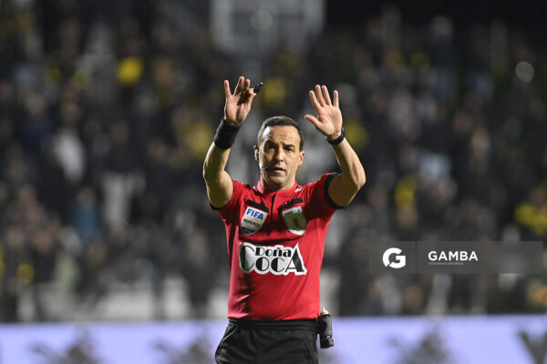 Esteban Ostojich, árbitro central, Liga AUF Uruguaya. Estadio Parque Alfredo V. Viera.