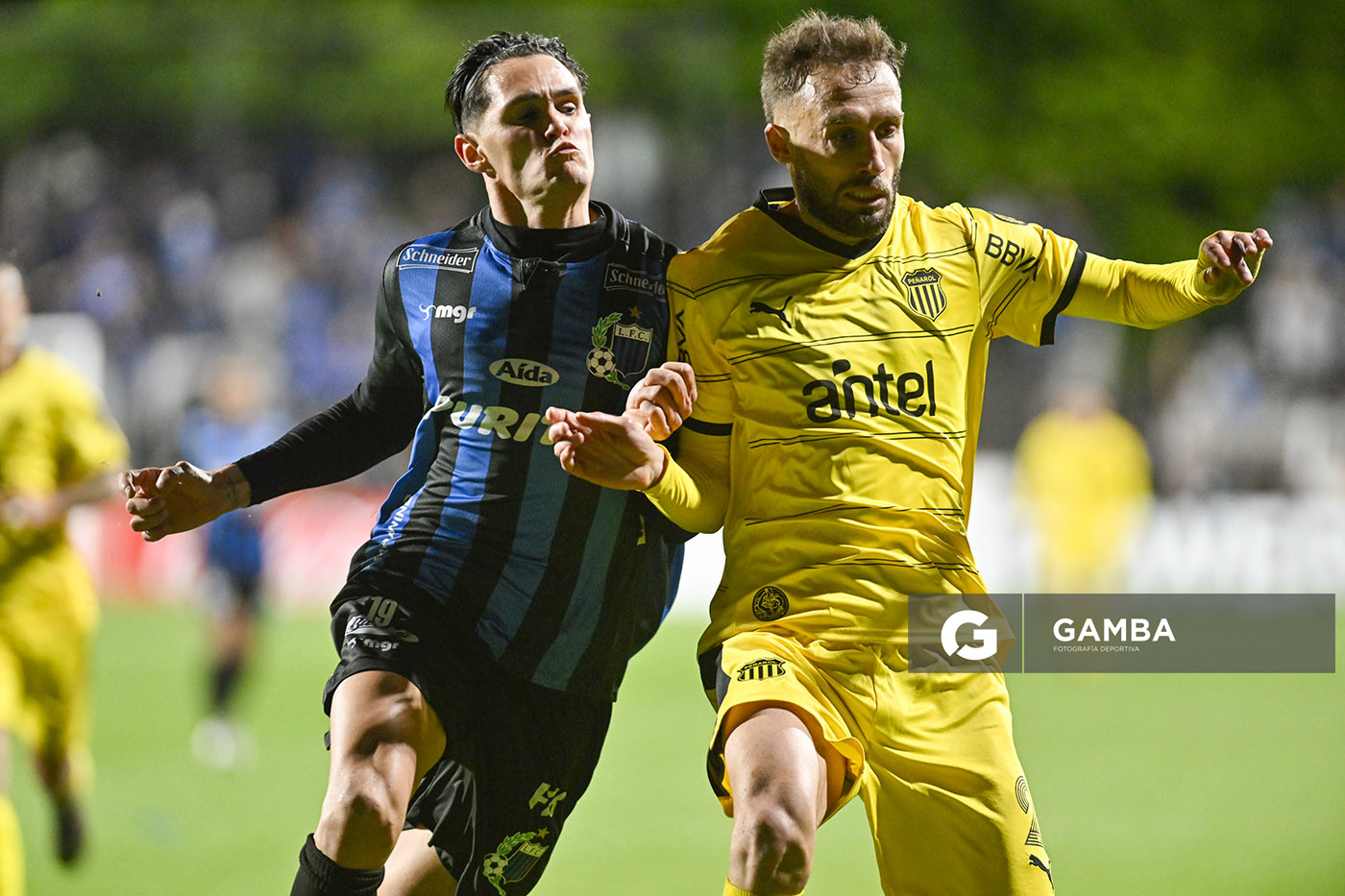 Rúben Bentancourt, de Liverpool. Germán Pezzella, de Peñarol. Liga AUF Uruguaya. Estadio Parque Alfredo V. Viera.