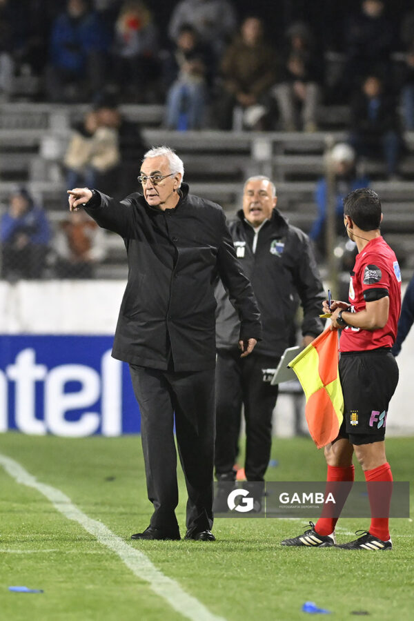 Jorge Fossati, director técnico de Liverpool, Liga AUF Uruguaya. Estadio Parque Alfredo V. Viera.