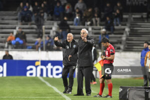 Leonardo Martins y Jorge Fossati, asistente y director técnico de Liverpool, Liga AUF Uruguaya. Estadio Parque Alfredo V. Viera.