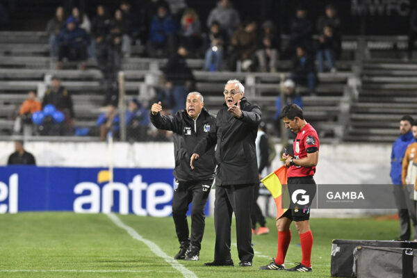 Leonardo Martins y Jorge Fossati, asistente y director técnico de Liverpool, Liga AUF Uruguaya. Estadio Parque Alfredo V. Viera.