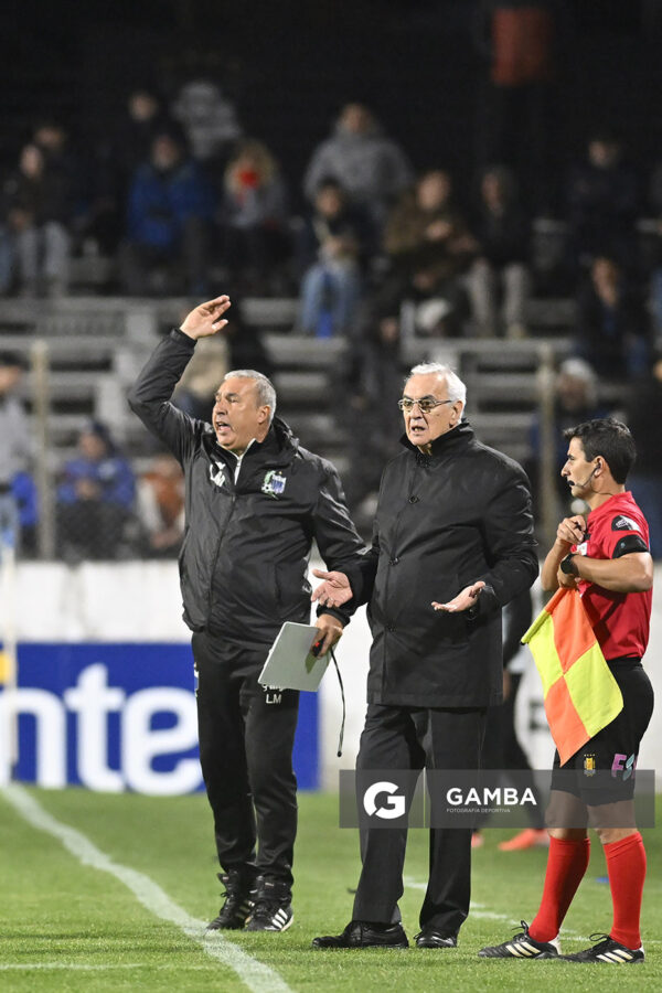 Leonardo Martins y Jorge Fossati, asistente y director técnico de Liverpool, Liga AUF Uruguaya. Estadio Parque Alfredo V. Viera.
