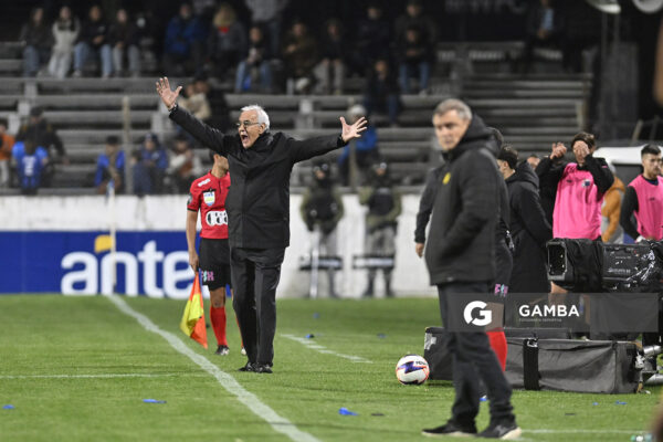 Jorge Fossati, director técnico de Liverpool, Liga AUF Uruguaya. Estadio Parque Alfredo V. Viera.