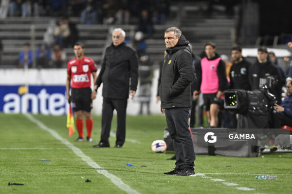 Diego Aguirre, director técnico de Peñarol, Liga AUF Uruguaya. Estadio Parque Alfredo V. Viera.
