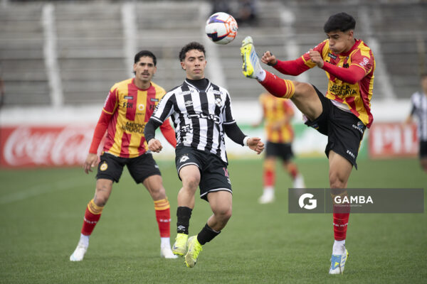 Hernán Carroso, de Progreso, Liga AUF Uruguaya. Estadio Parque Alfredo V. Viera.