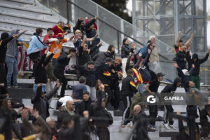 Hinchas de Progreso. Liga AUF Uruguaya. Estadio Parque Alfredo V. Viera.