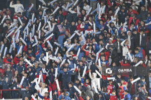 Hinchada de Nacional. Liga AUF Uruguaya. Estadio Gran Parque Central.