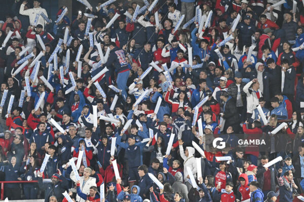 Hinchada de Nacional. Liga AUF Uruguaya. Estadio Gran Parque Central.