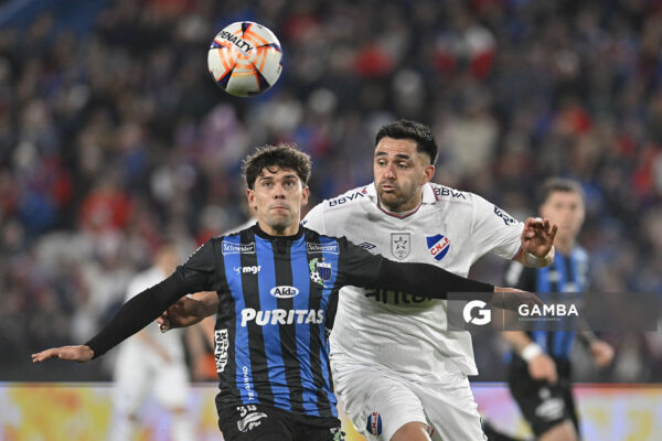 Kevin Lewis, de Liverpool, Liga AUF Uruguaya. Estadio Gran Parque Central.