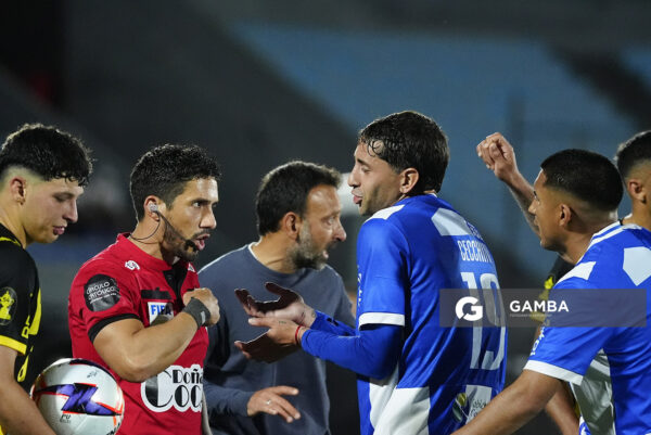 Pablo Llarena, primer árbitro asistente, Liga AUF Uruguaya. Estadio Centenario.