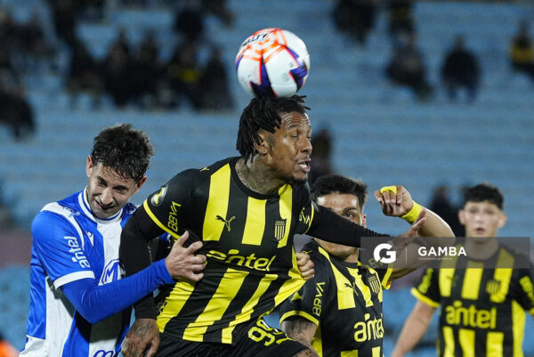 Abel Hernández, de Peñarol, Liga AUF Uruguaya. Estadio Centenario.